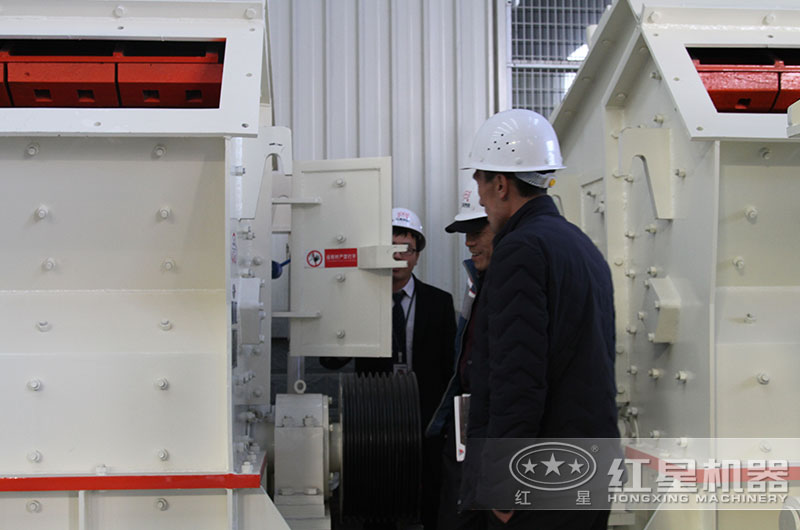 客戶來廠考察石灰石碎石設(shè)備 客戶來廠考察石灰石碎石設(shè)備