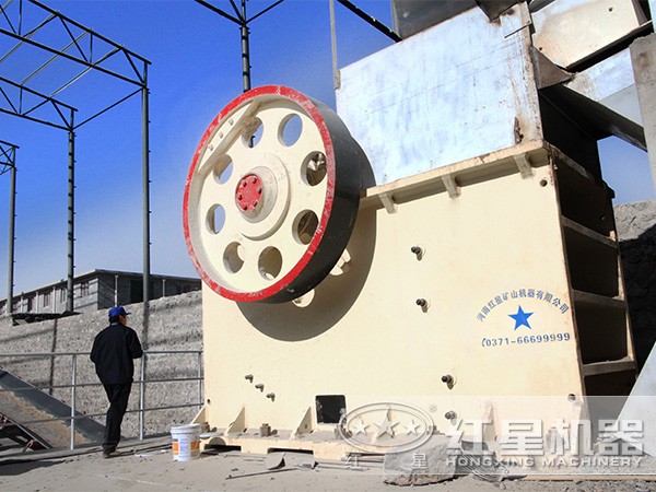 大型顎式破碎機安裝現場 大型顎式破碎機安裝現場