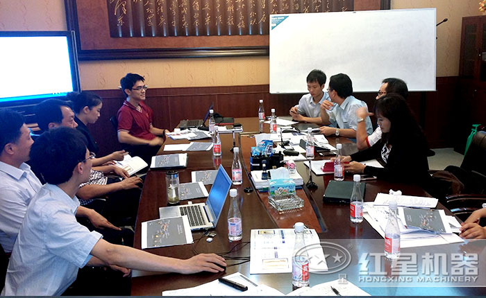 紅星機器工程師與客戶一起討論生產線配置 紅星機器工程師與客戶一起討論生產線配置
